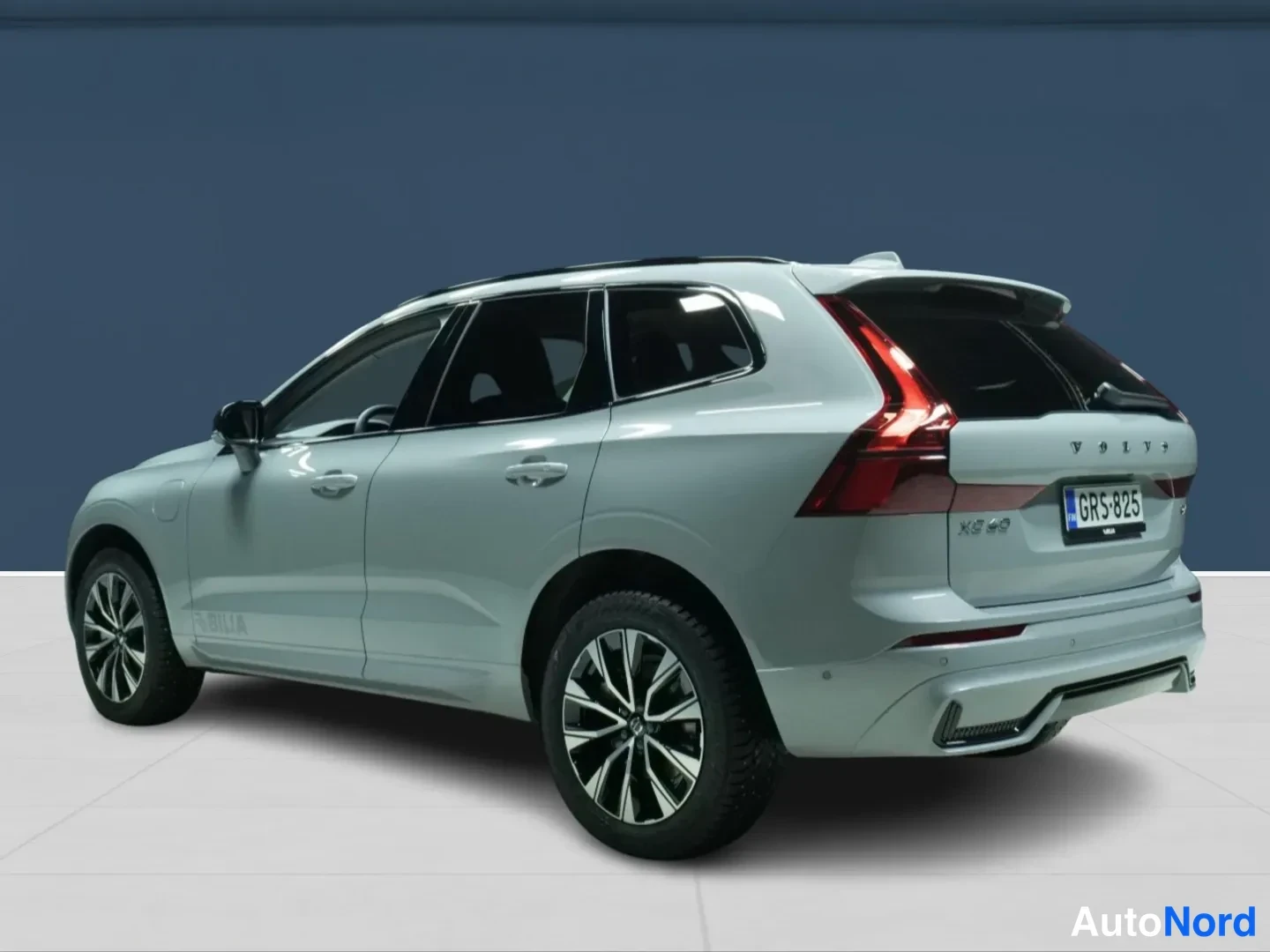 Grey Volvo XC60 2026, rear three-quarter, photo 3