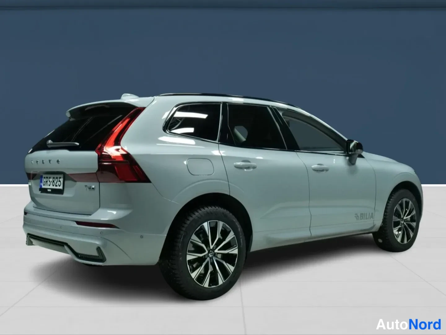 Grey Volvo XC60 2026, rear three-quarter, photo 4