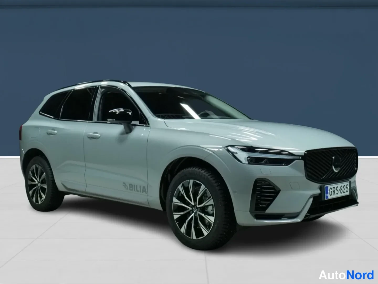 Grey Volvo XC60 2026, front three-quarter, nose to the right, photo 2