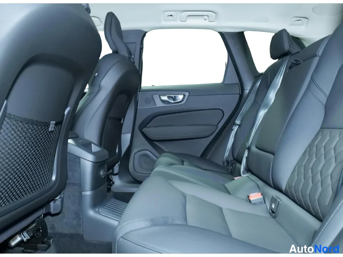 Valkoinen Volvo XC60 2026, kuva 13