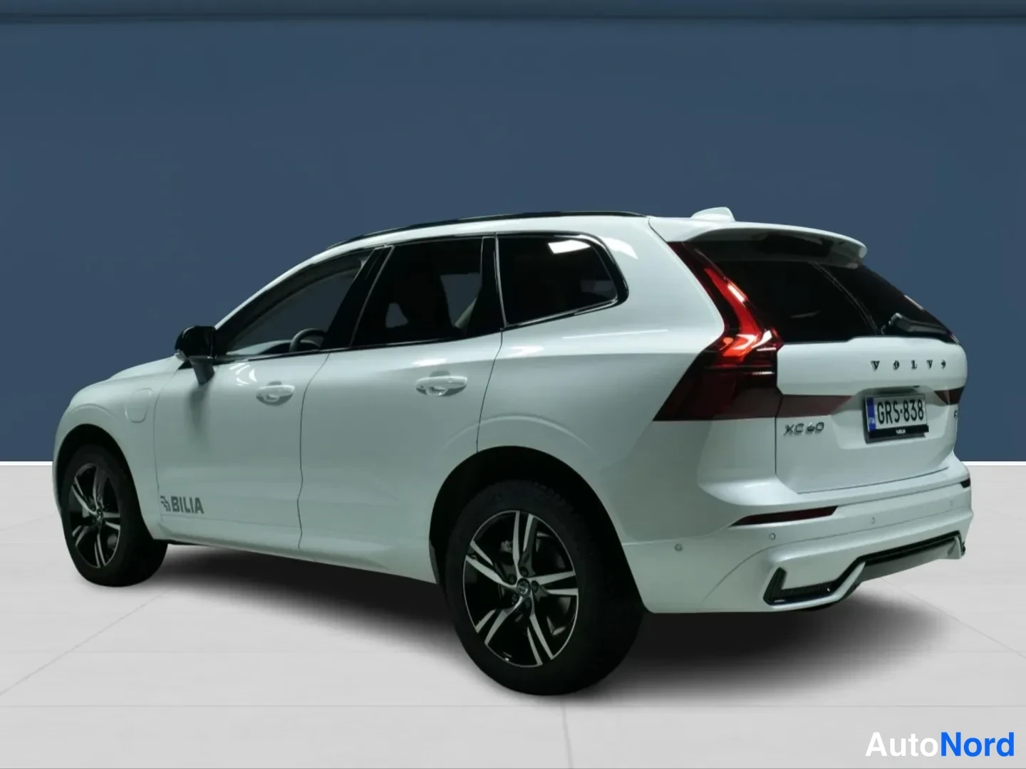 Valkoinen Volvo XC60 2026, takaviisto, kuva 3