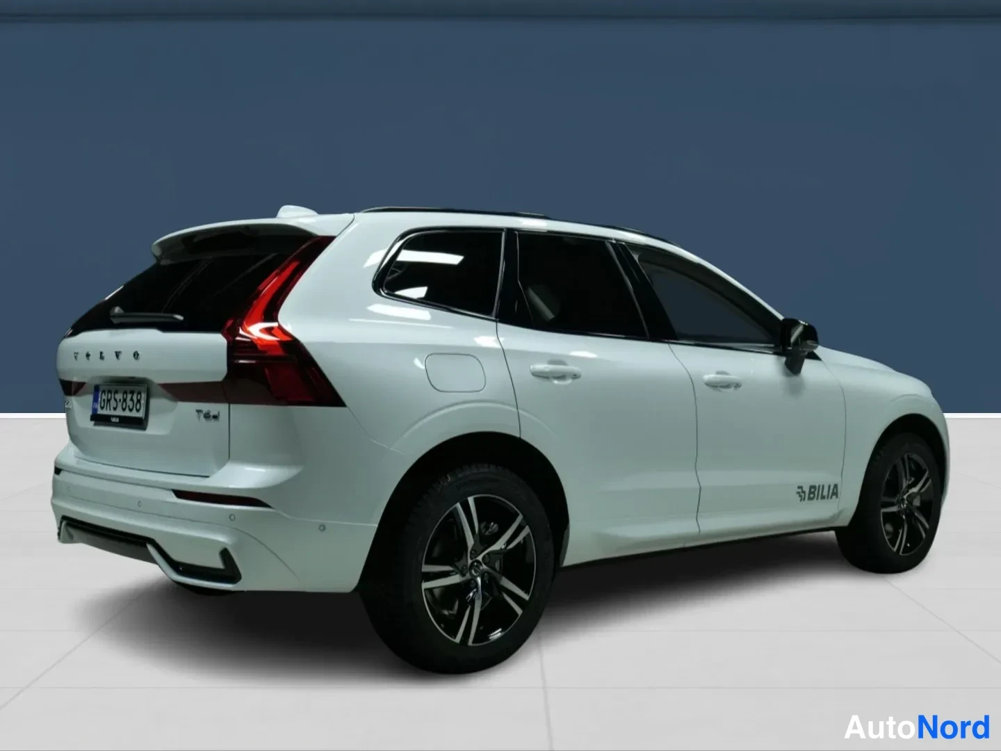 Valkoinen Volvo XC60 2026, takaviisto, kuva 4