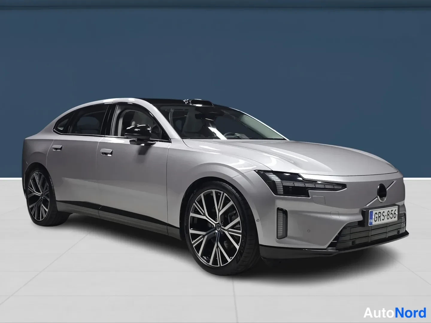 Harmaa Volvo ES90 2026, etuviisto, keula oikealle, kuva 2