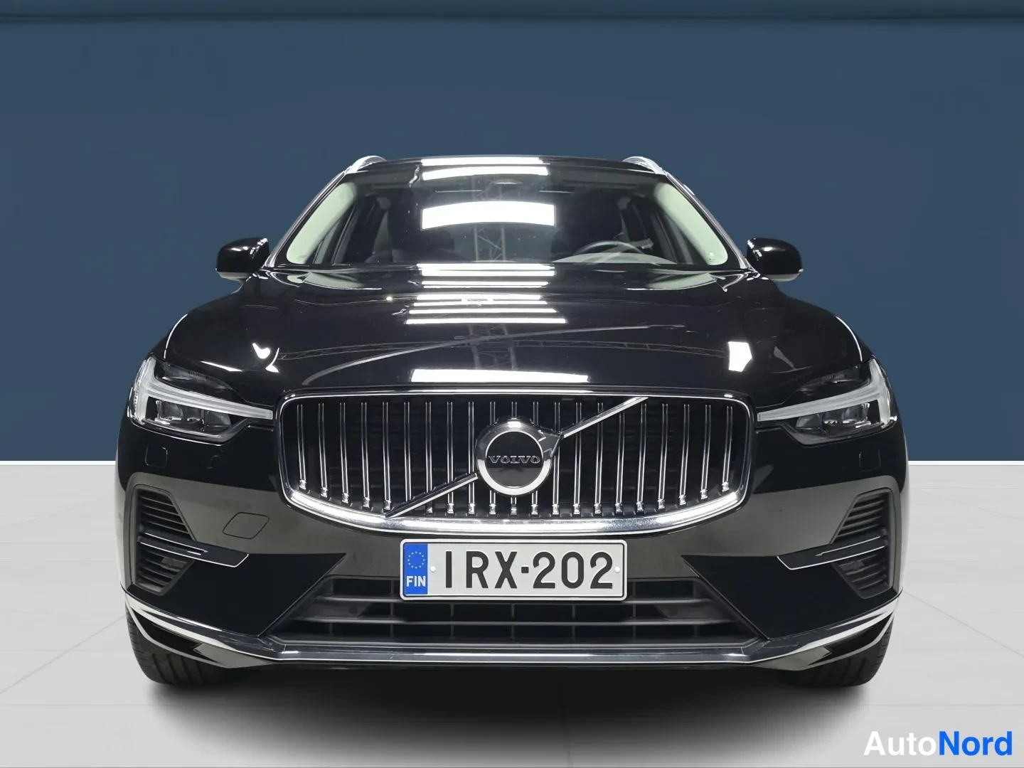 Musta Volvo XC60 2025, edestä, kuva 2