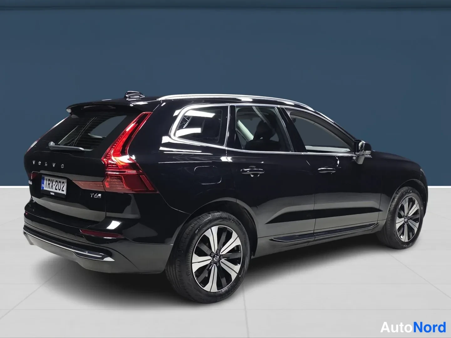 Musta Volvo XC60 2025, takaviisto, kuva 3
