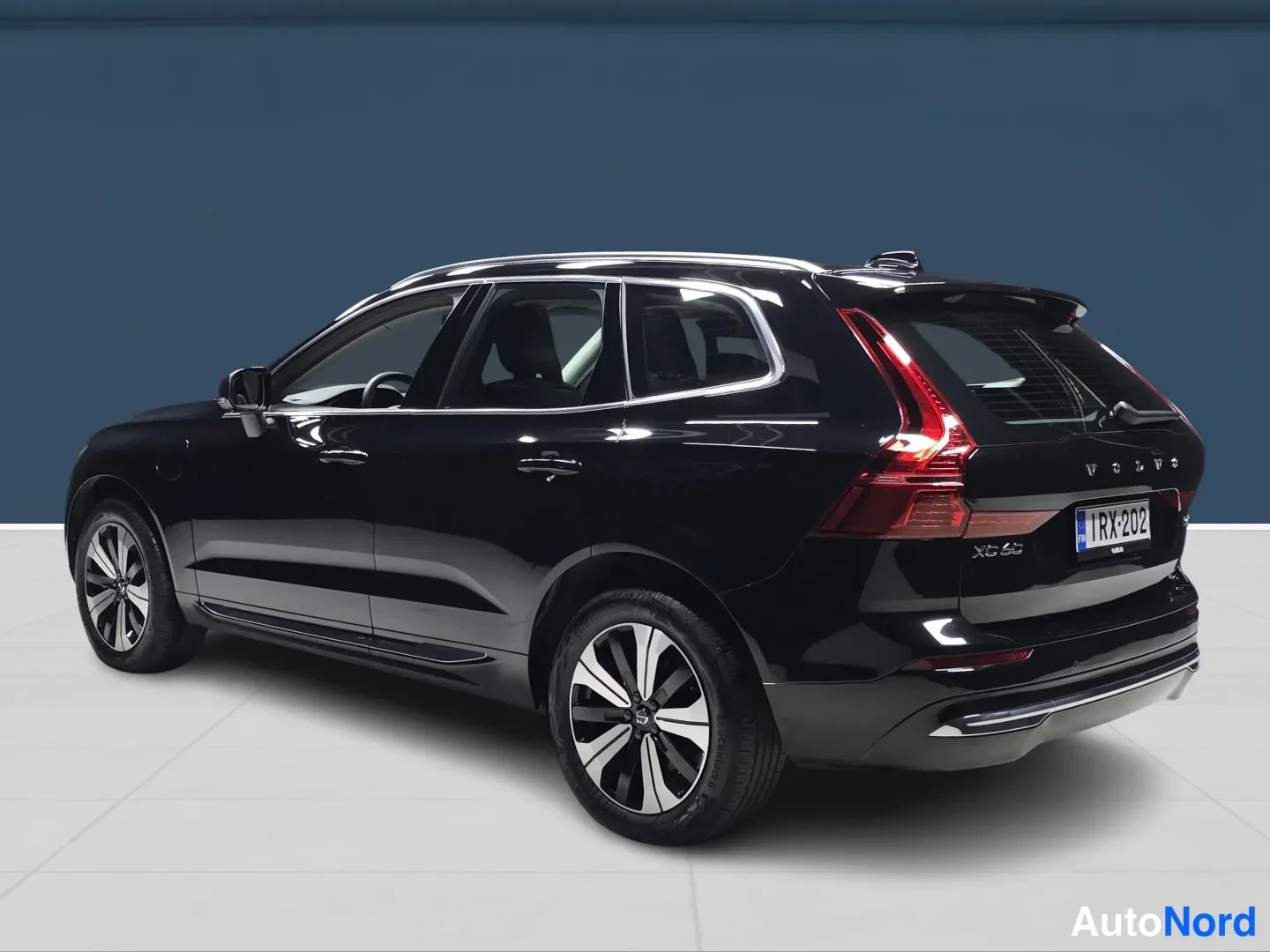 Musta Volvo XC60 2025, takaviisto, kuva 4