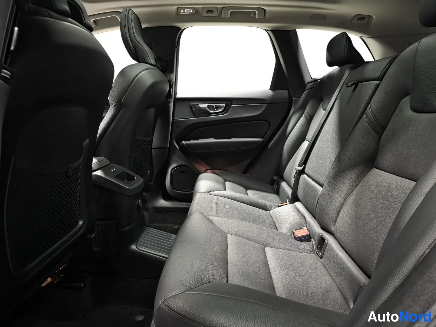 Musta Volvo XC60 2025, kuva 9