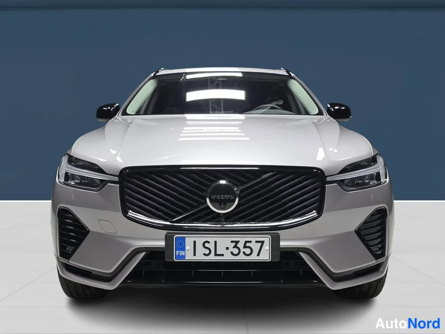 Grey Volvo XC60 2026, front, photo 3