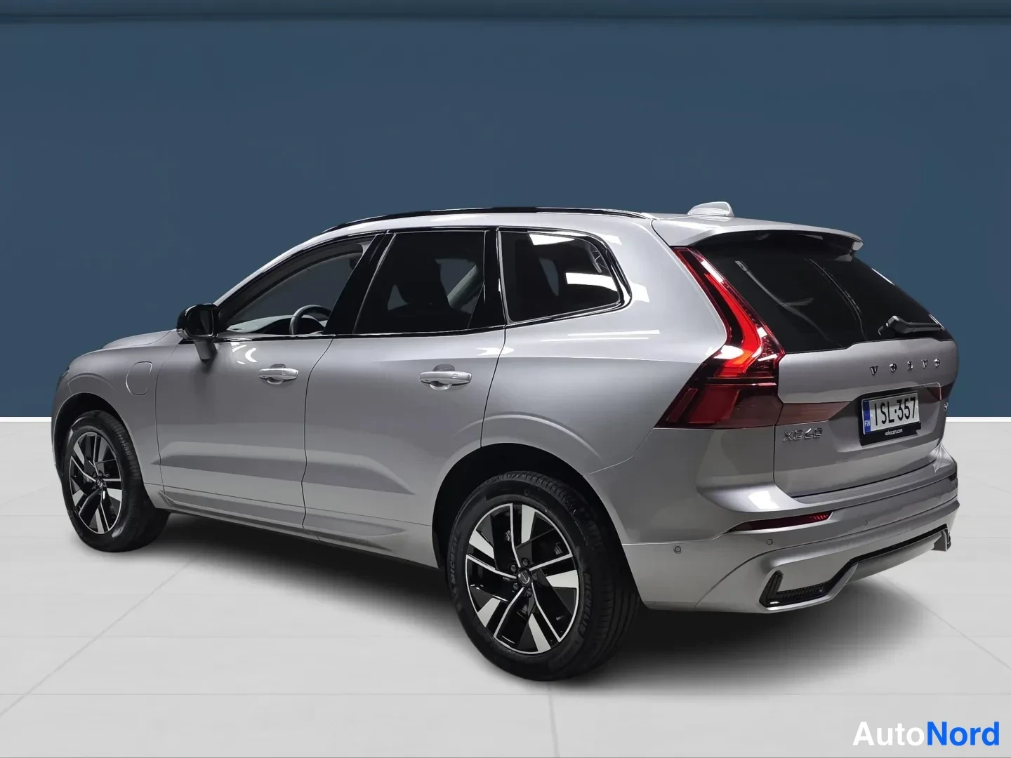 Grey Volvo XC60 2026, rear three-quarter, photo 5