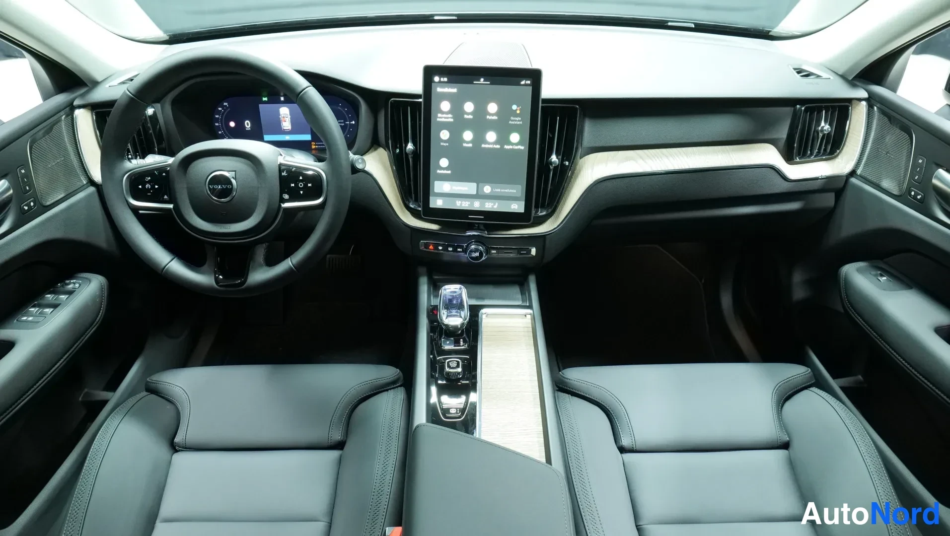 Musta Volvo XC60 2026, edestä, kuva 4