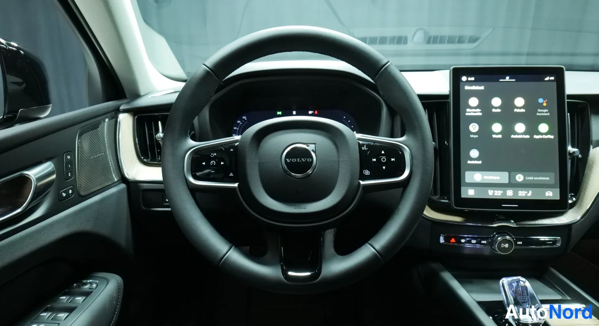 Musta Volvo XC60 2026, edestä, kuva 5