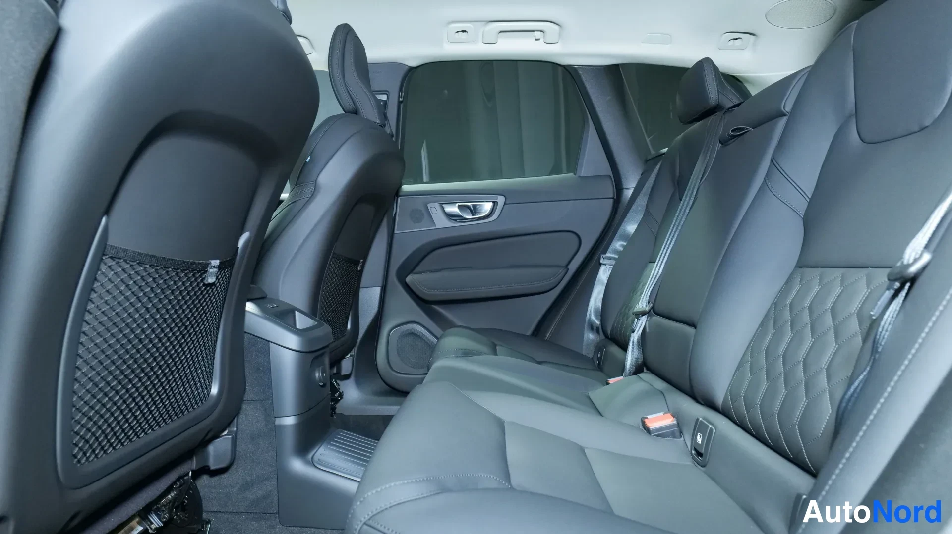 Musta Volvo XC60 2026, kuva 16