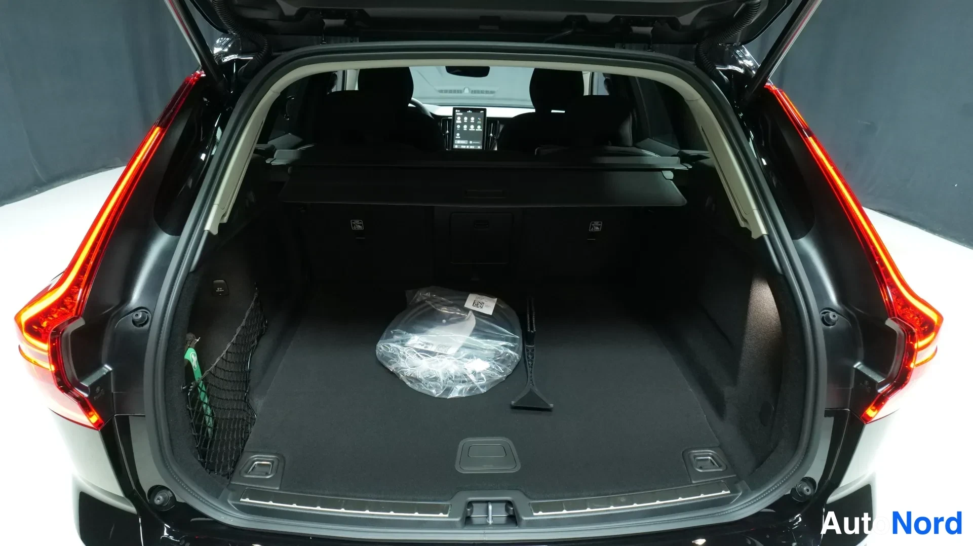 Musta Volvo XC60 2026, takaa, kuva 8