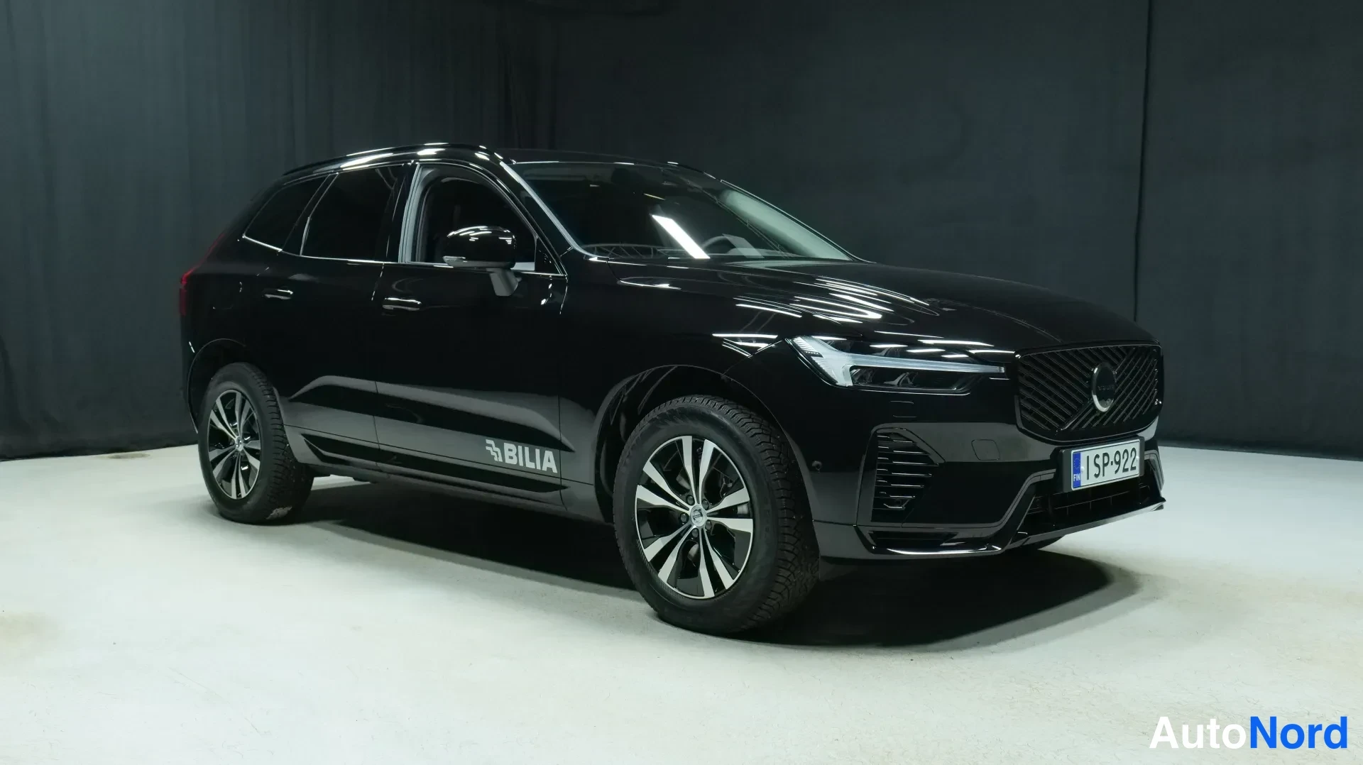 Musta Volvo XC60 2026, etuviisto, keula oikealle, kuva 2