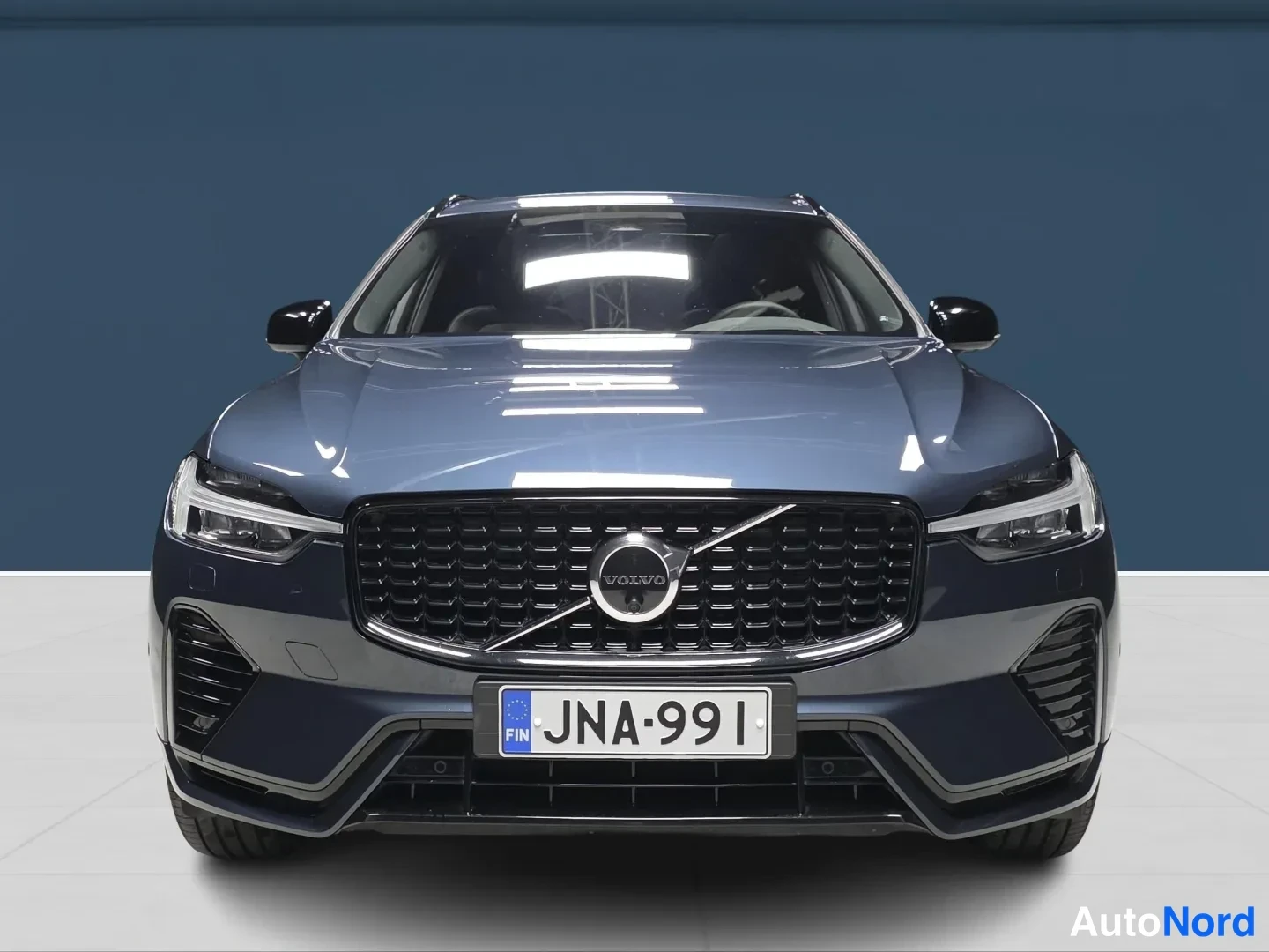Sininen Volvo XC60 2023, edestä, kuva 3