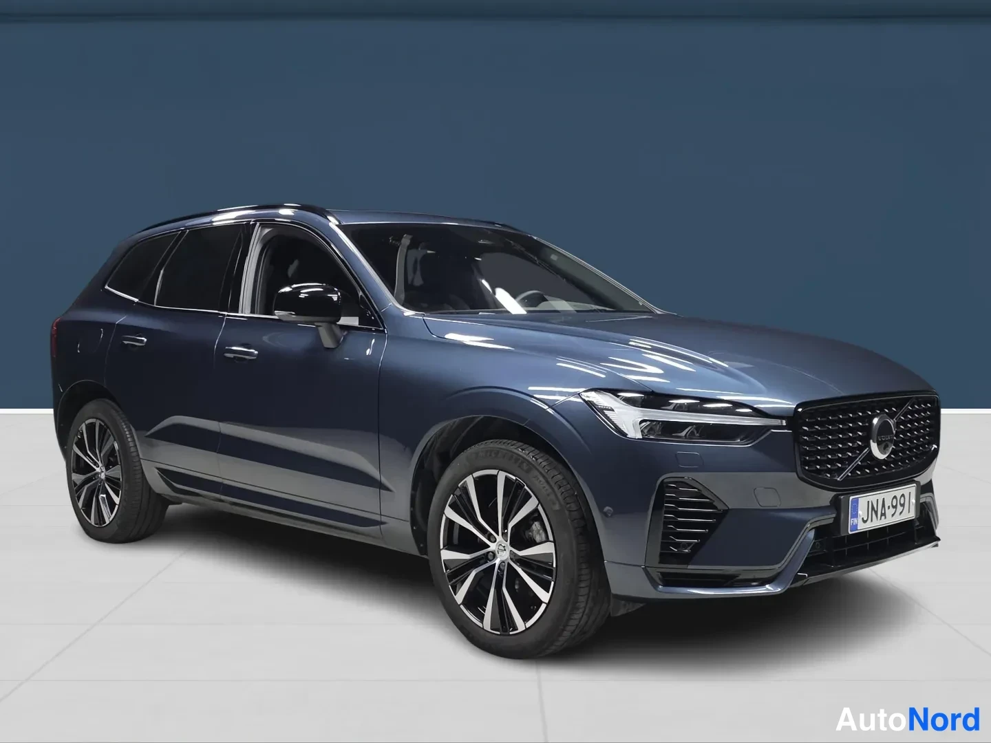 Sininen Volvo XC60 2023, etuviisto, keula oikealle, kuva 2