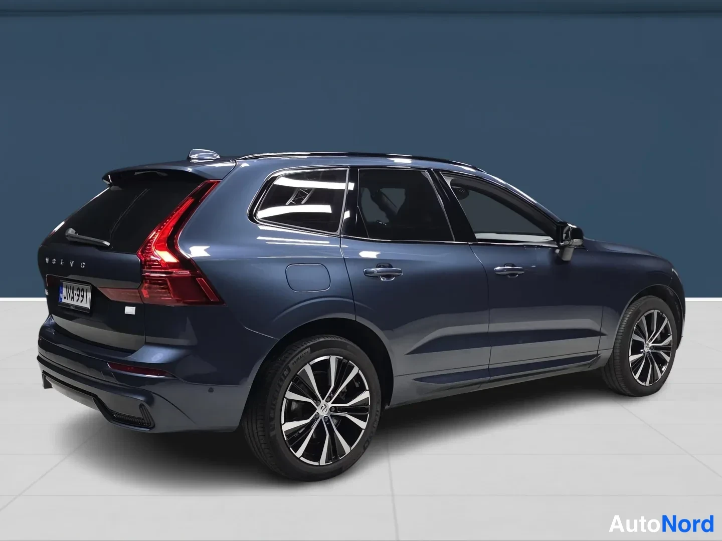 Sininen Volvo XC60 2023, takaviisto, kuva 5