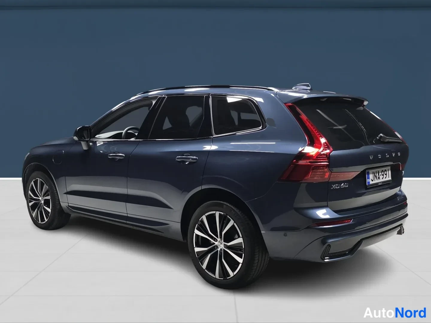 Sininen Volvo XC60 2023, takaviisto, kuva 4