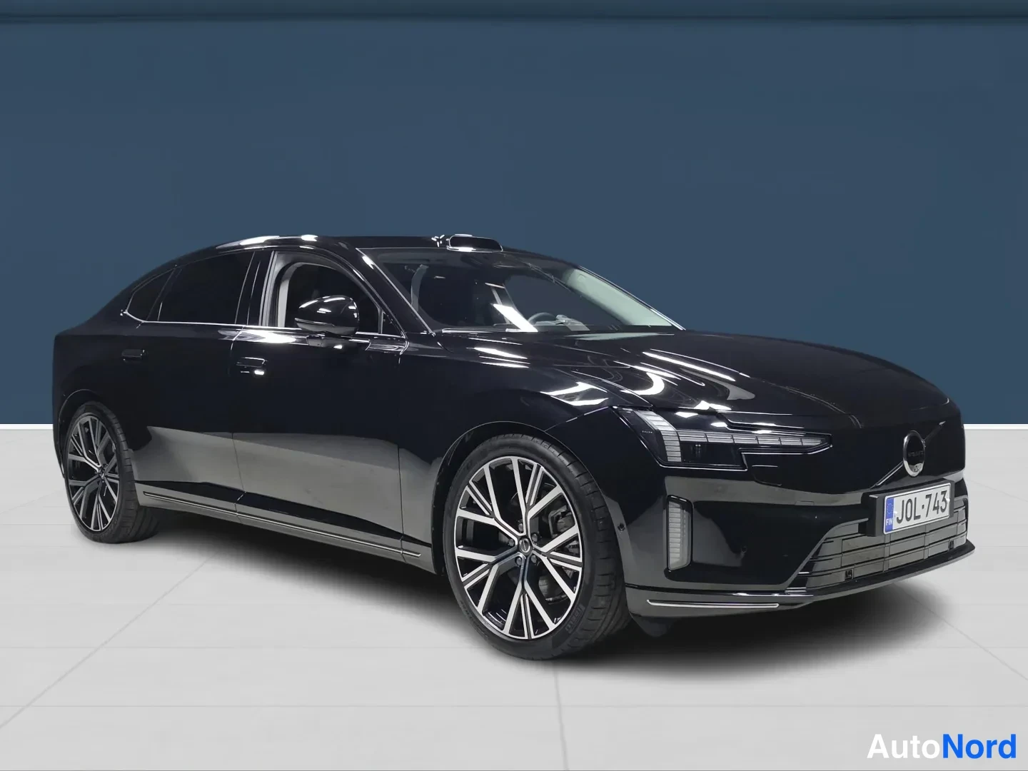 Musta Volvo ES90 2026, etuviisto, keula oikealle, kuva 2