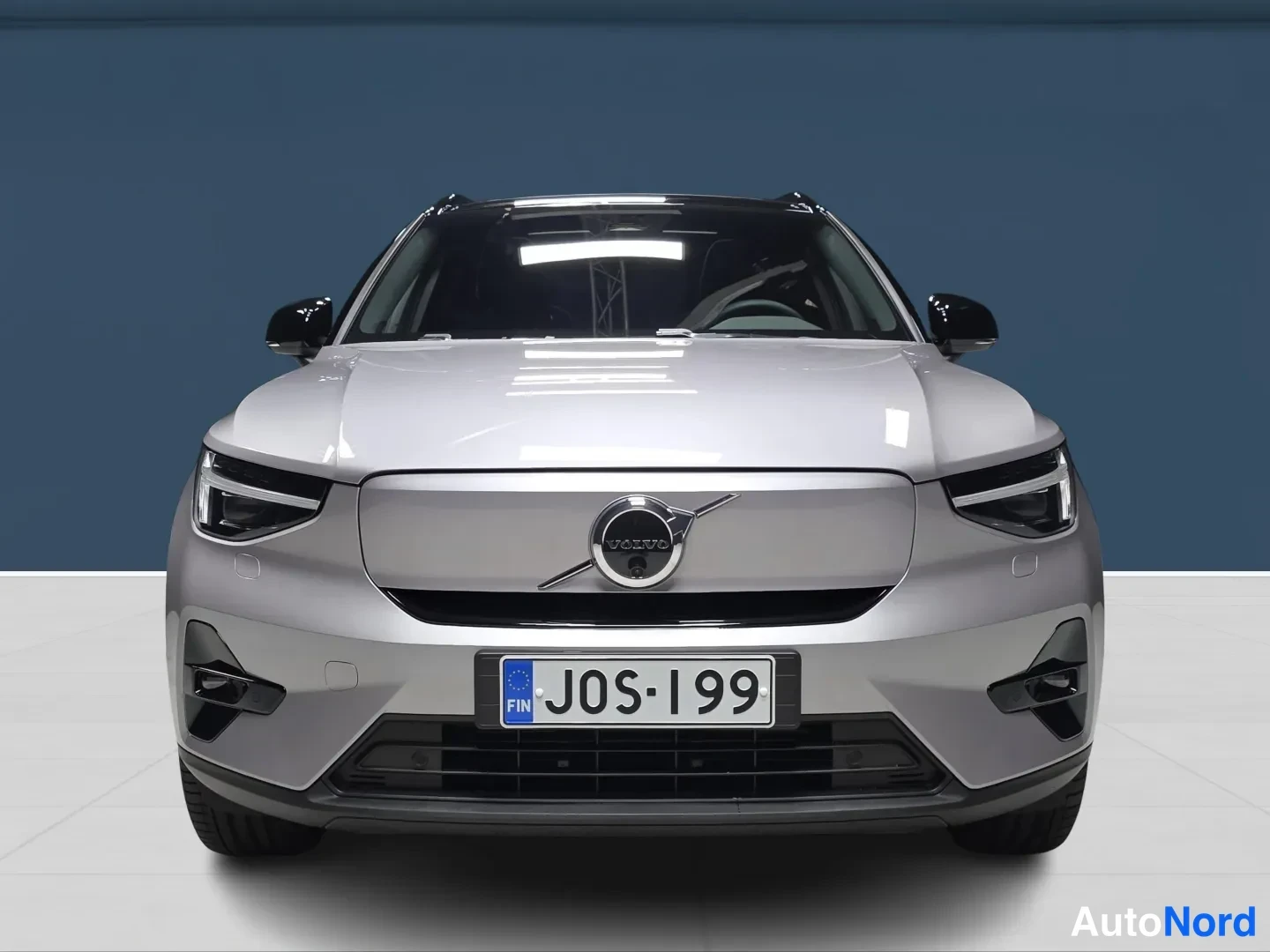 Harmaa Volvo EX40 2027, edestä, kuva 3