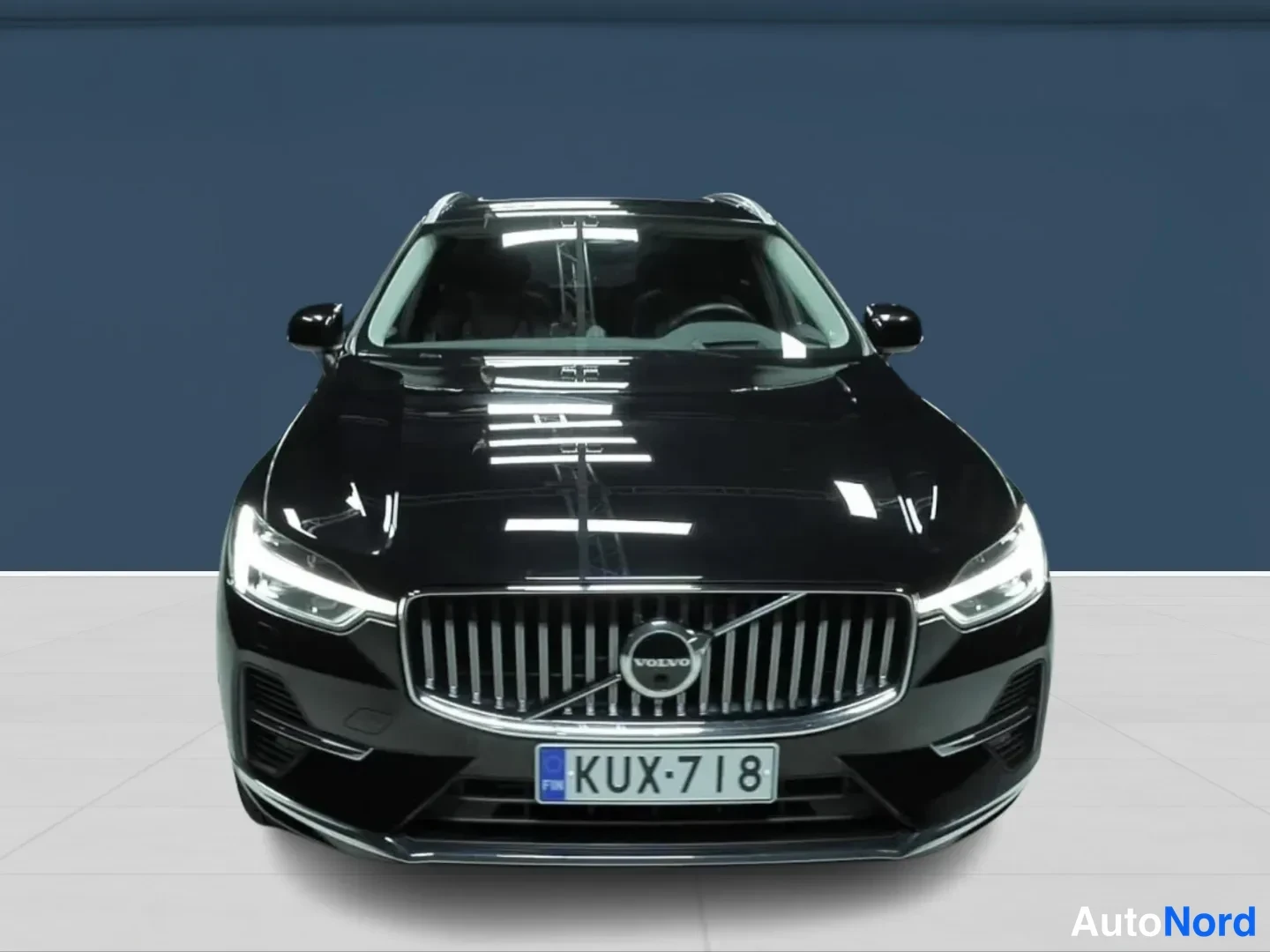Musta Volvo XC60 2023, edestä, kuva 3