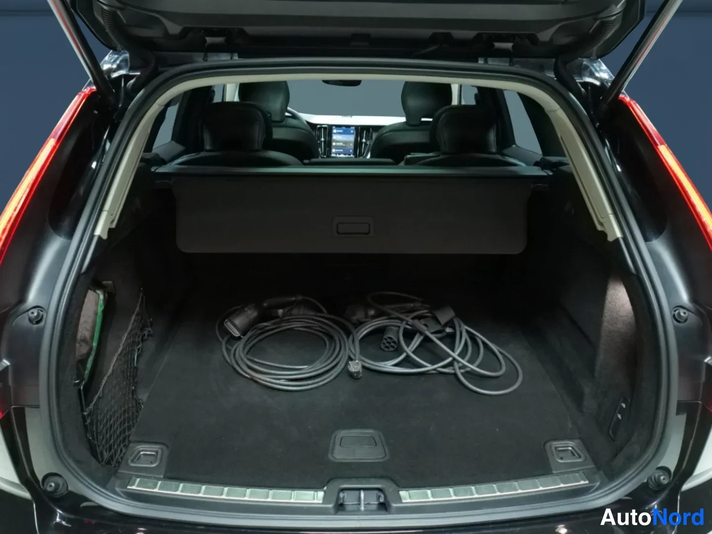 Musta Volvo XC60 2023, kuva 11