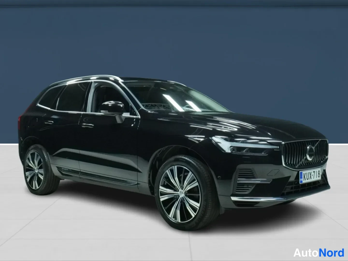 Musta Volvo XC60 2023, etuviisto, keula oikealle, kuva 2
