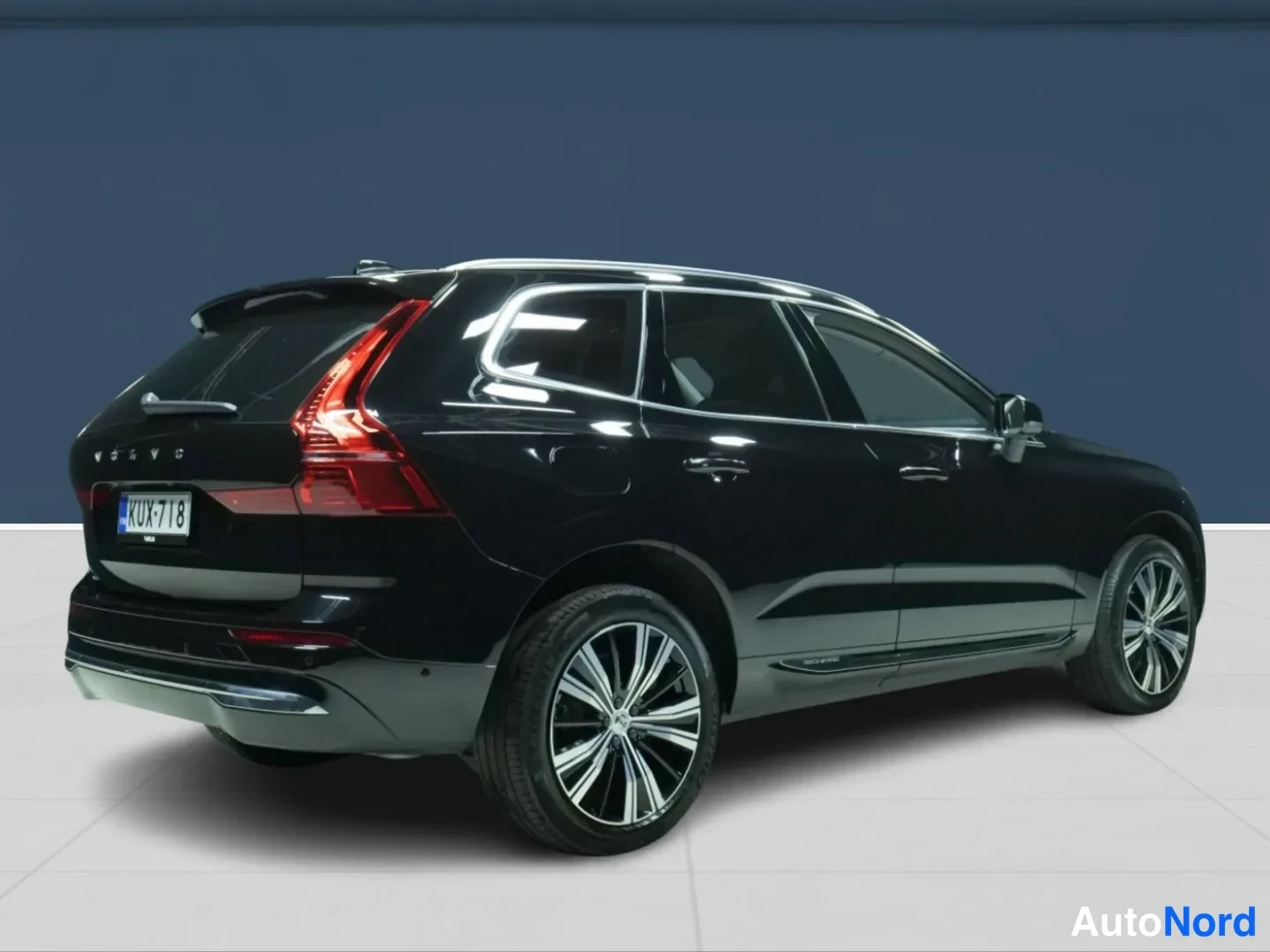 Musta Volvo XC60 2023, takaviisto, kuva 4