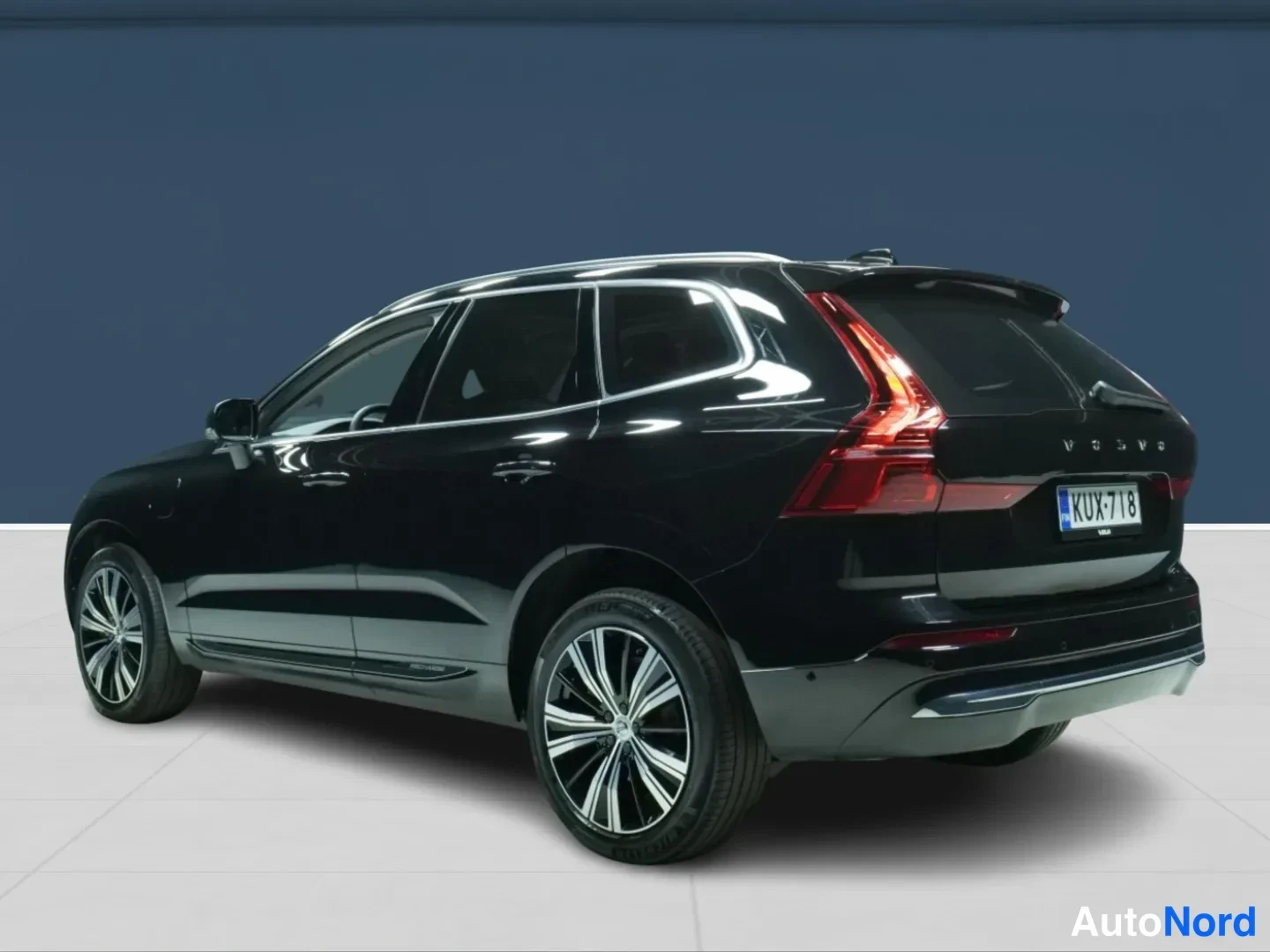 Musta Volvo XC60 2023, takaviisto, kuva 5