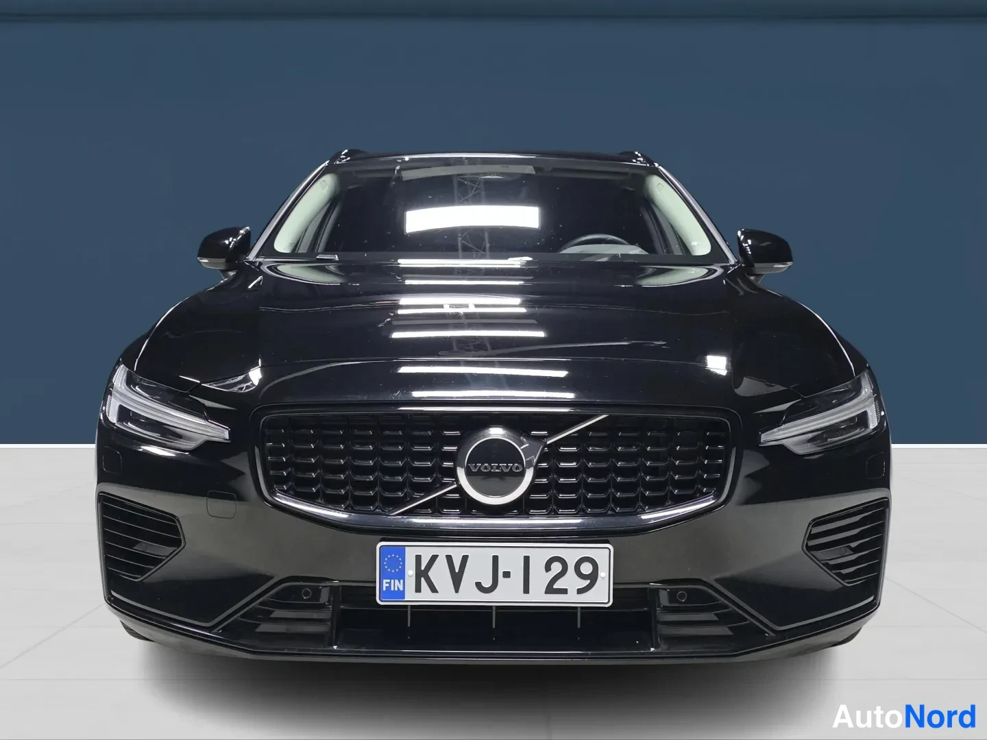 Black Volvo V60 2023, front, photo 3
