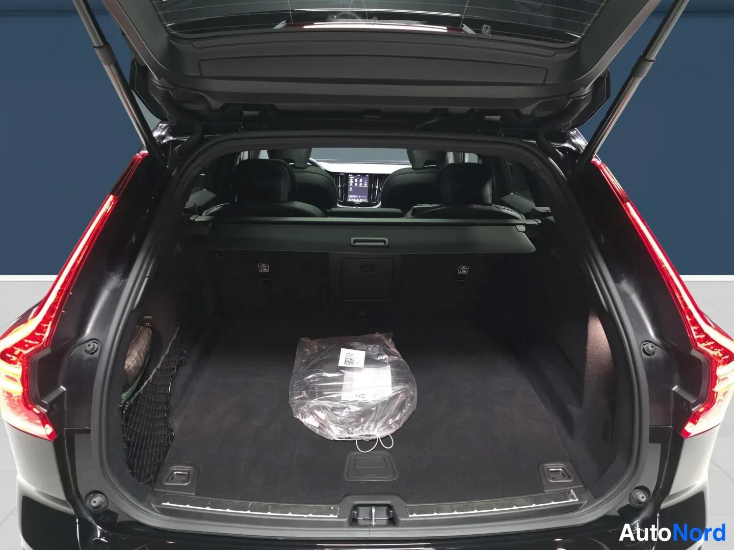 Svart Volvo XC60 2025, bakifrån, bild 7