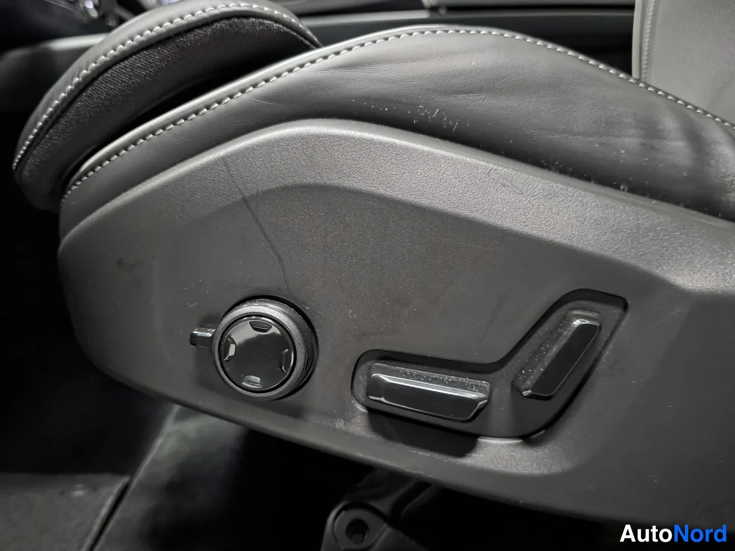 Svart Volvo XC60 2025, bild 17