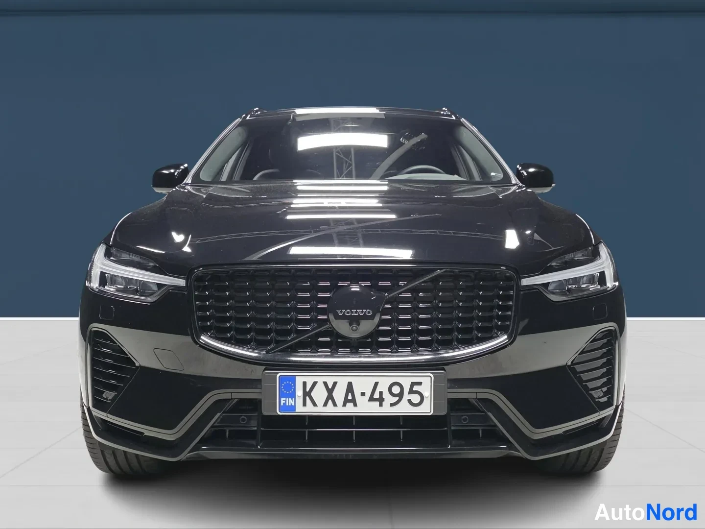 Svart Volvo XC60 2025, framifrån, bild 3