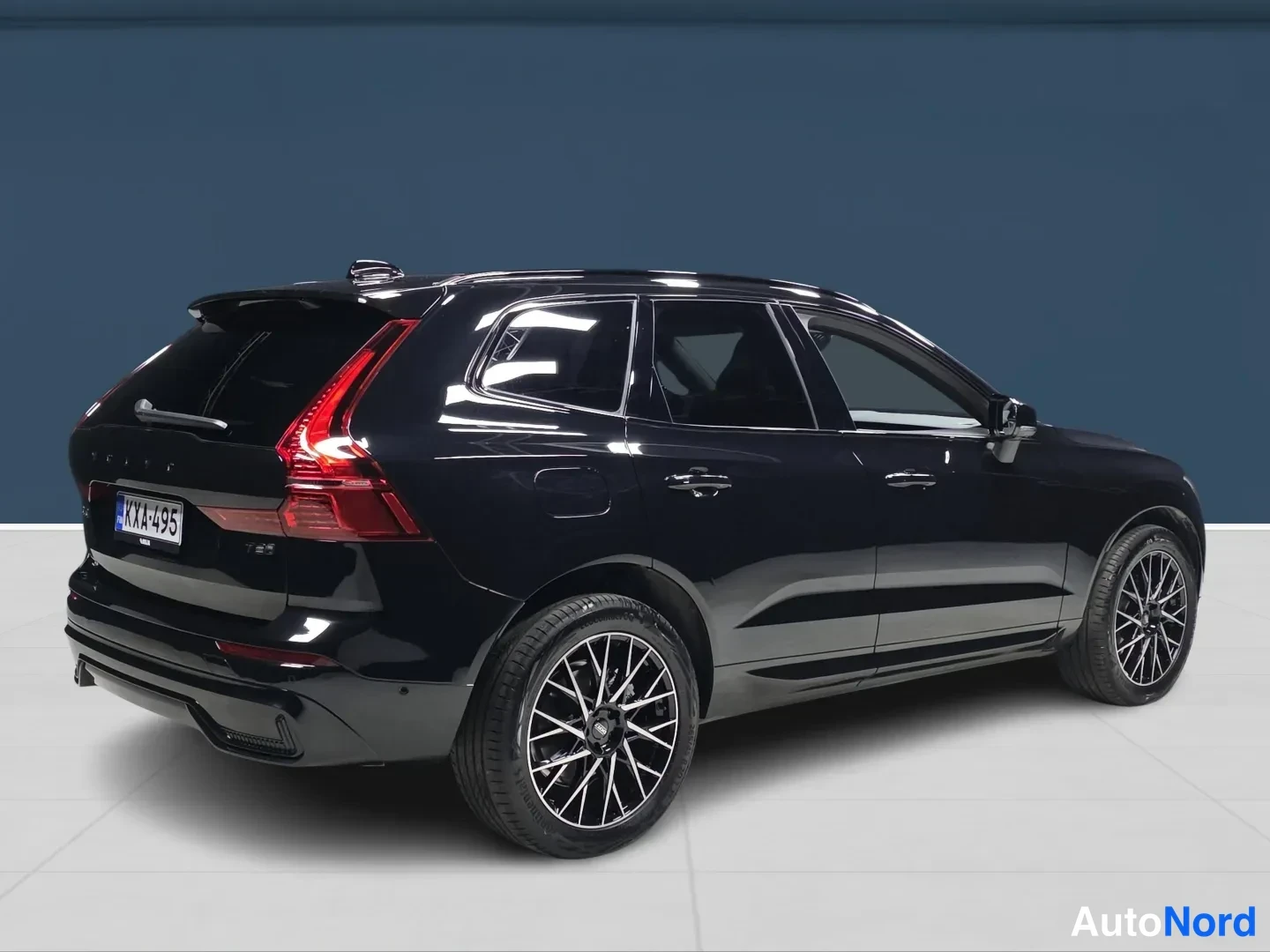 Svart Volvo XC60 2025, snett bakifrån, bild 4