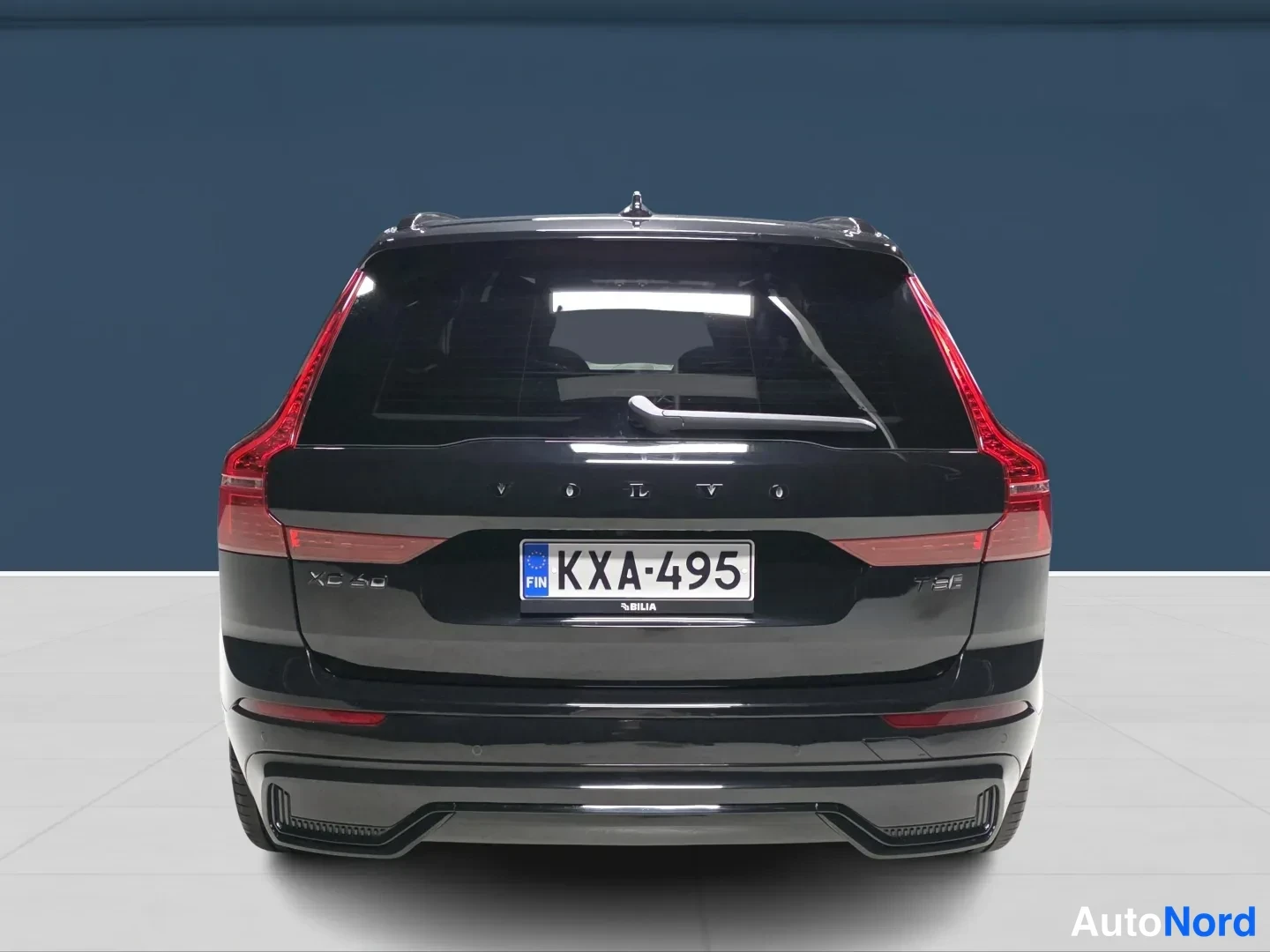 Svart Volvo XC60 2025, bakifrån, bild 6