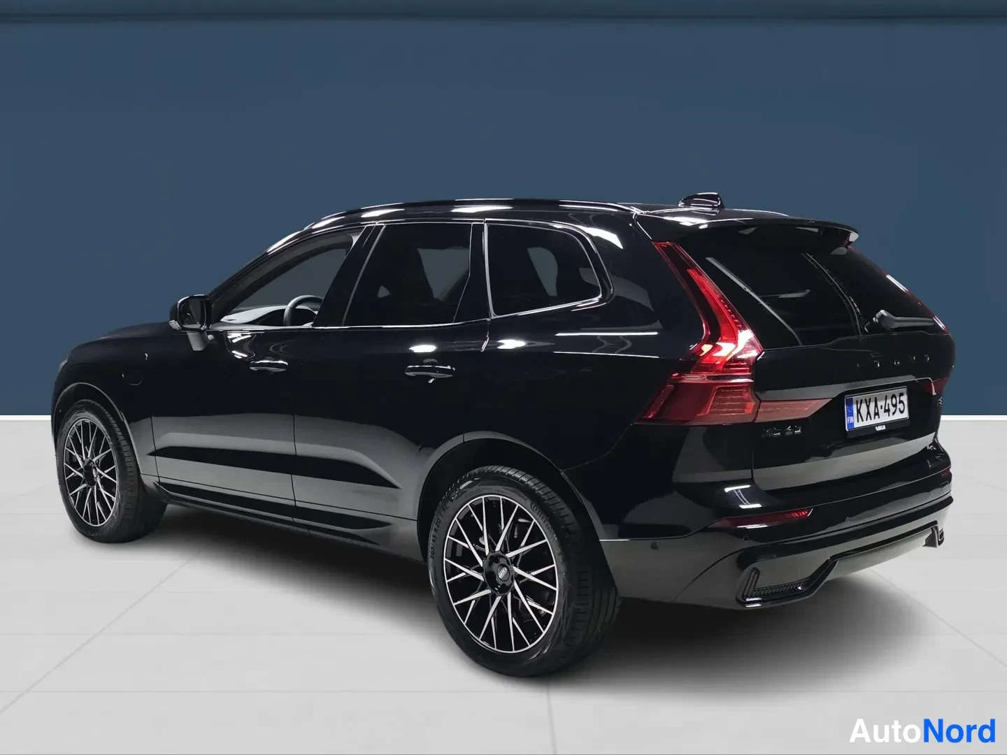 Svart Volvo XC60 2025, snett bakifrån, bild 5