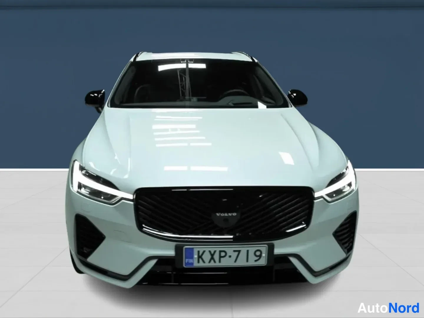 Valkoinen Volvo XC60 2026, edestä, kuva 2