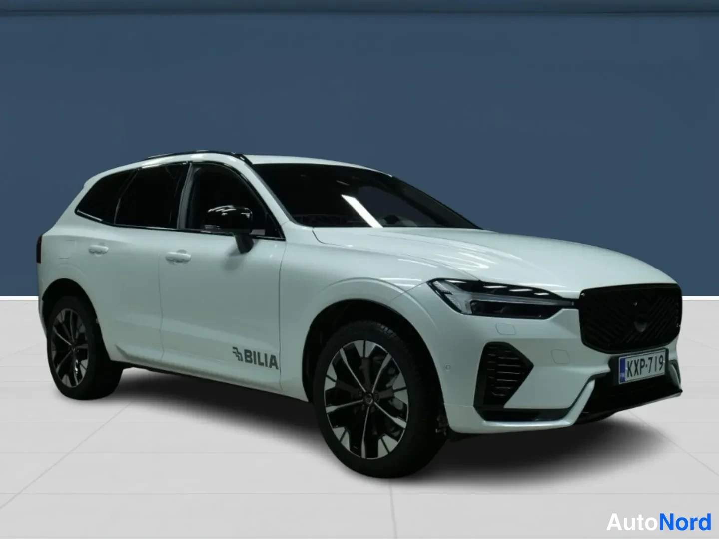 Valkoinen Volvo XC60 2026, takaviisto, kuva 3