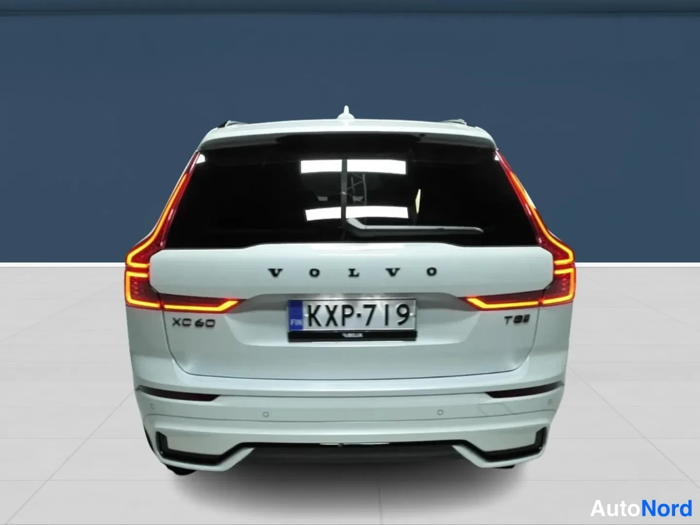 Valkoinen Volvo XC60 2026, takaa, kuva 6