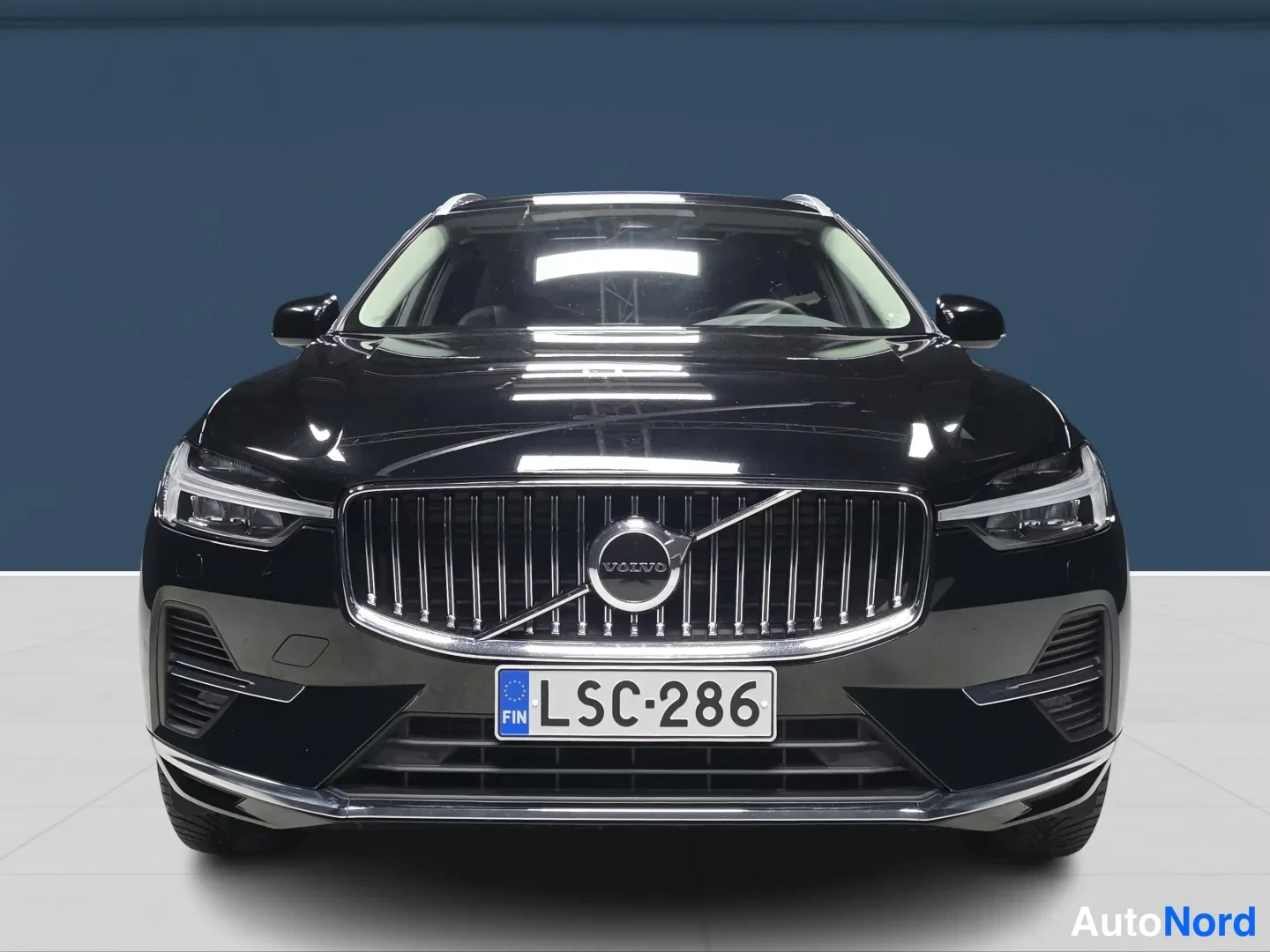 Black Volvo XC60 2023, front, photo 3