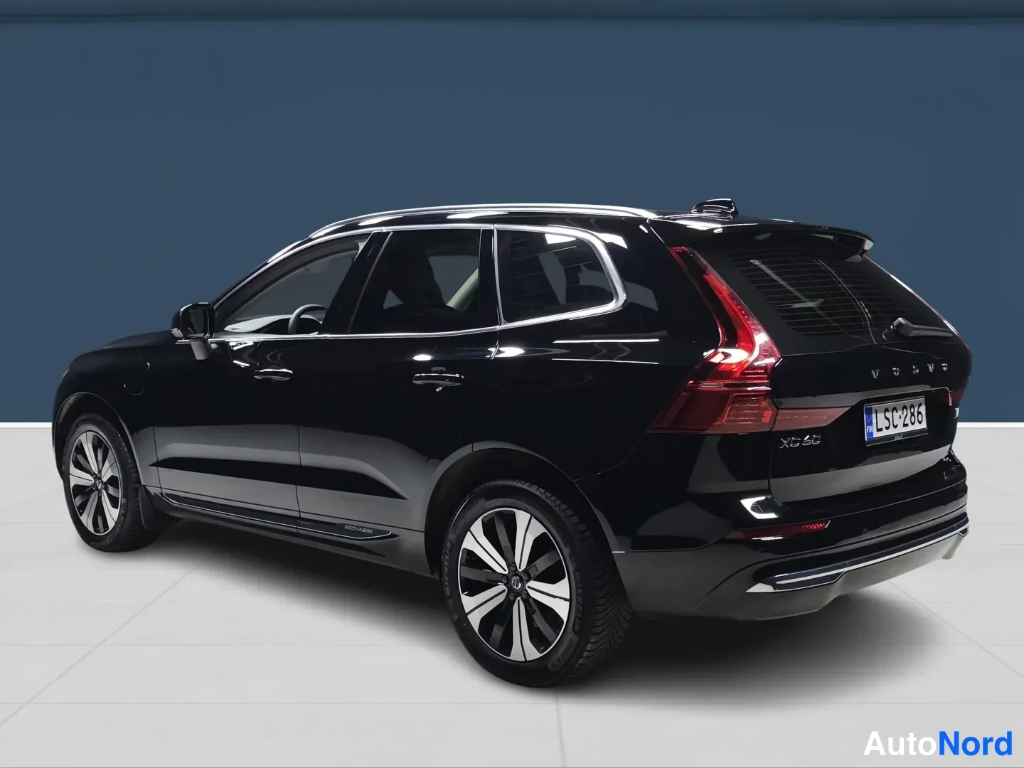 Black Volvo XC60 2023, rear three-quarter, photo 5