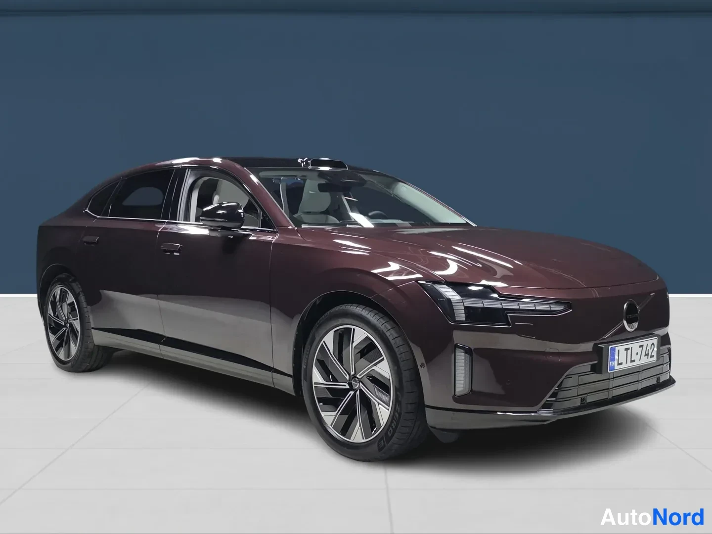 Röd Volvo ES90 2026, snett framifrån, fronten åt höger, bild 2