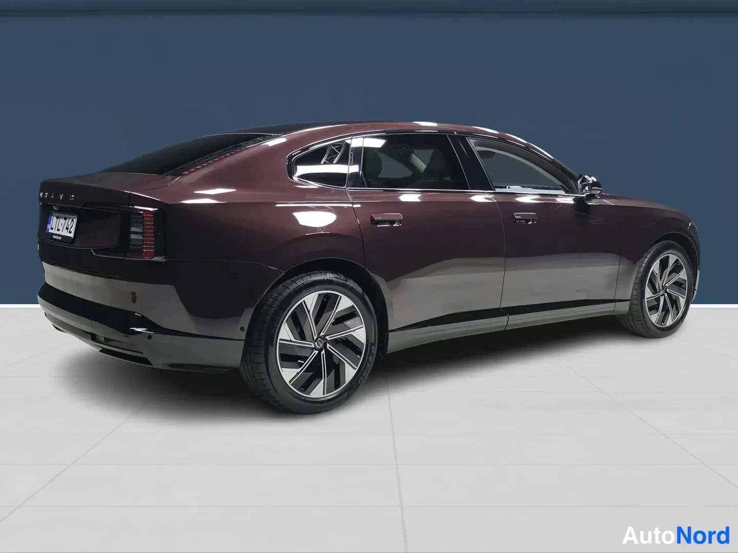 Röd Volvo ES90 2026, snett bakifrån, bild 4
