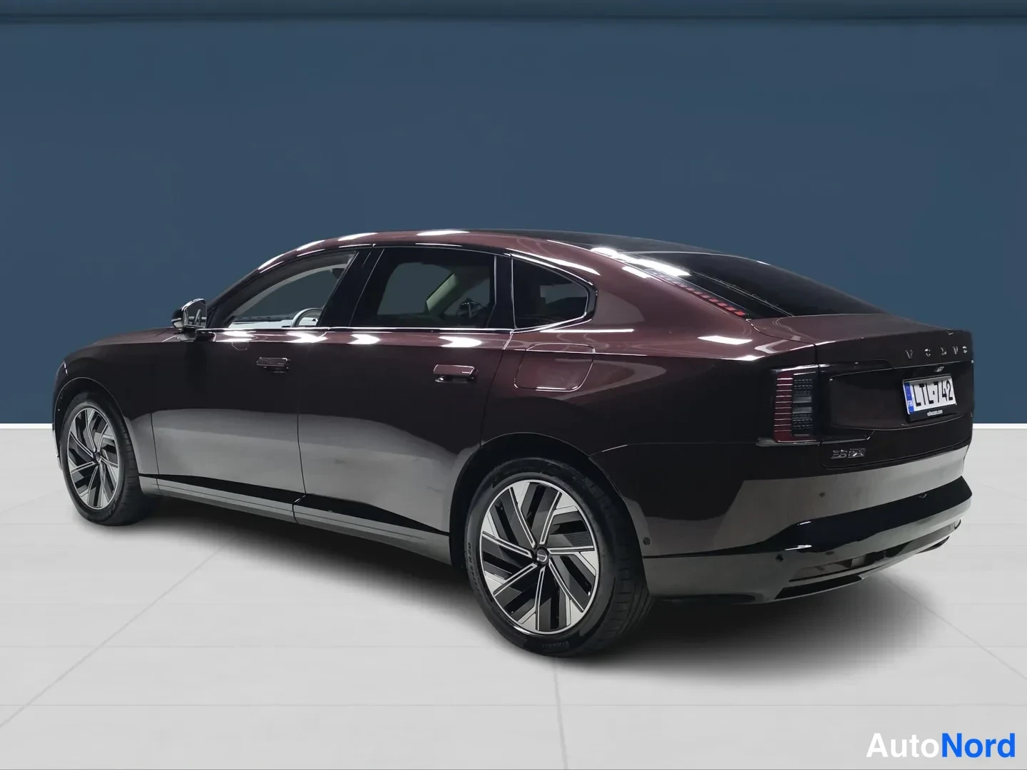 Röd Volvo ES90 2026, snett bakifrån, bild 5