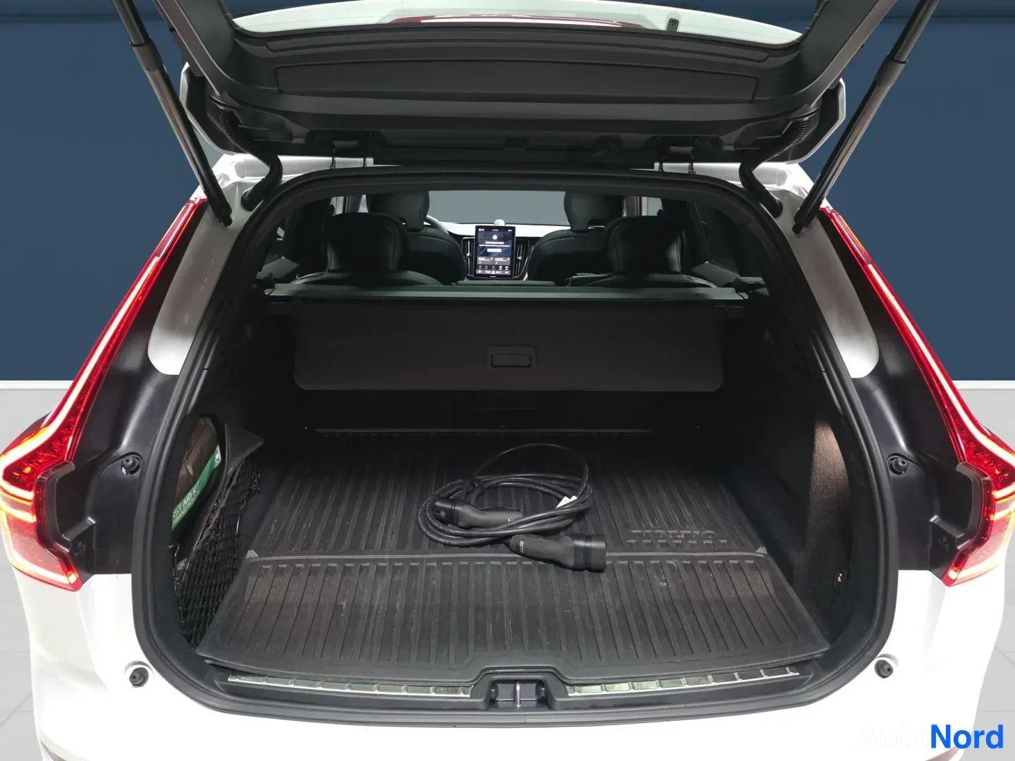 Valkoinen Volvo XC60 2026, kuva 10