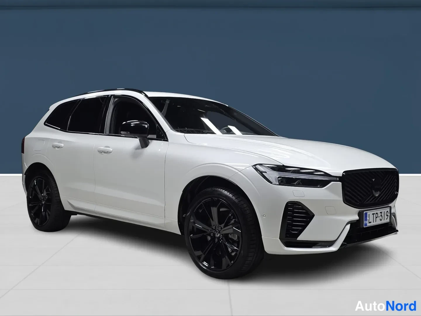 Vit Volvo XC60 2026, snett bakifrån, bild 2