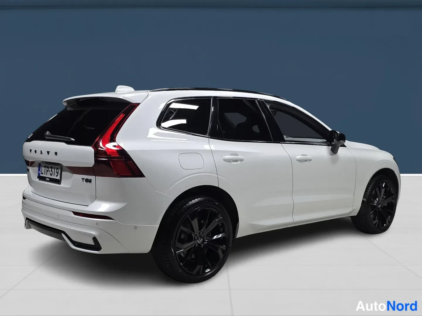 Vit Volvo XC60 2026, snett bakifrån, bild 3