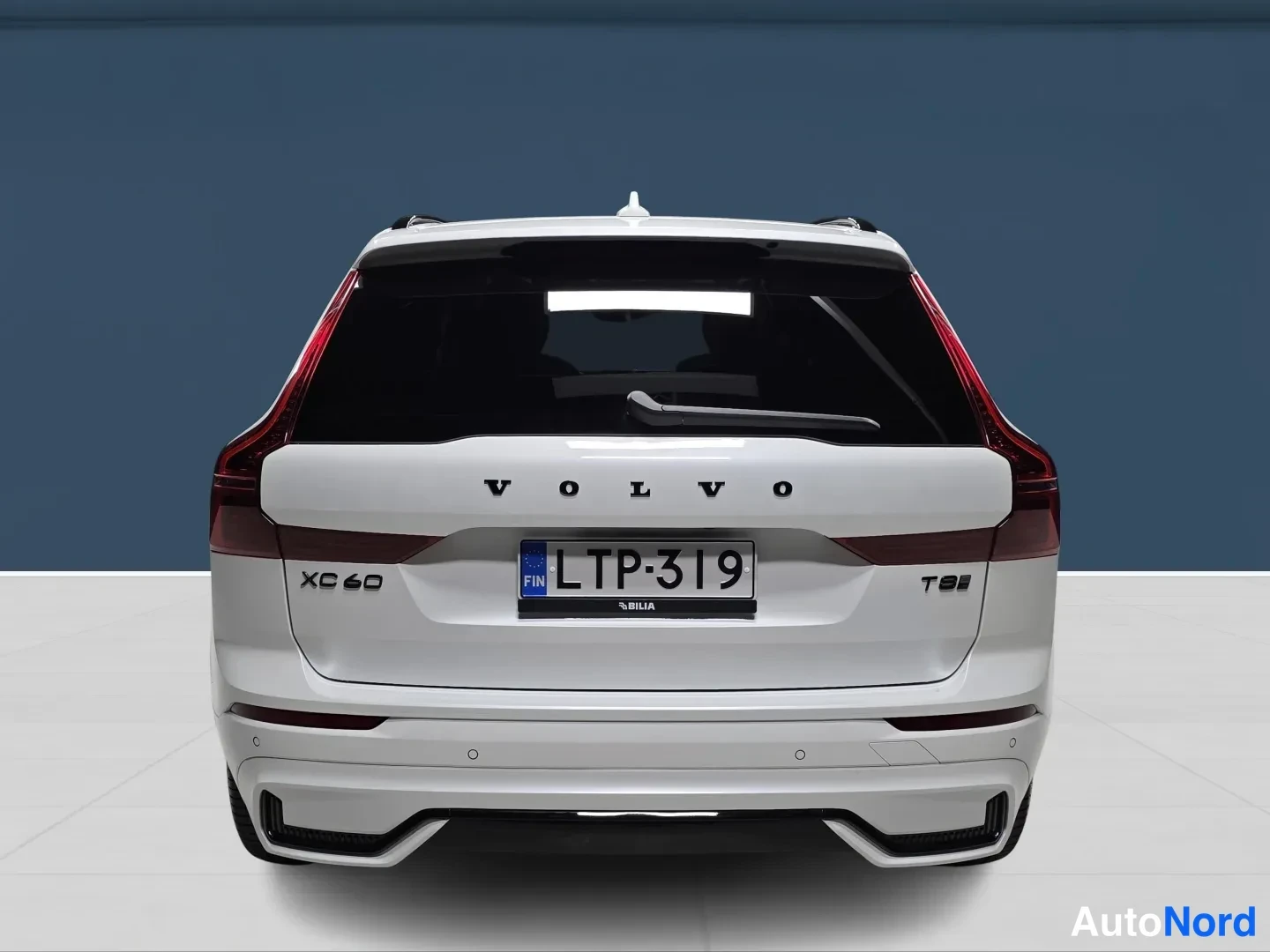Vit Volvo XC60 2026, bakifrån, bild 5
