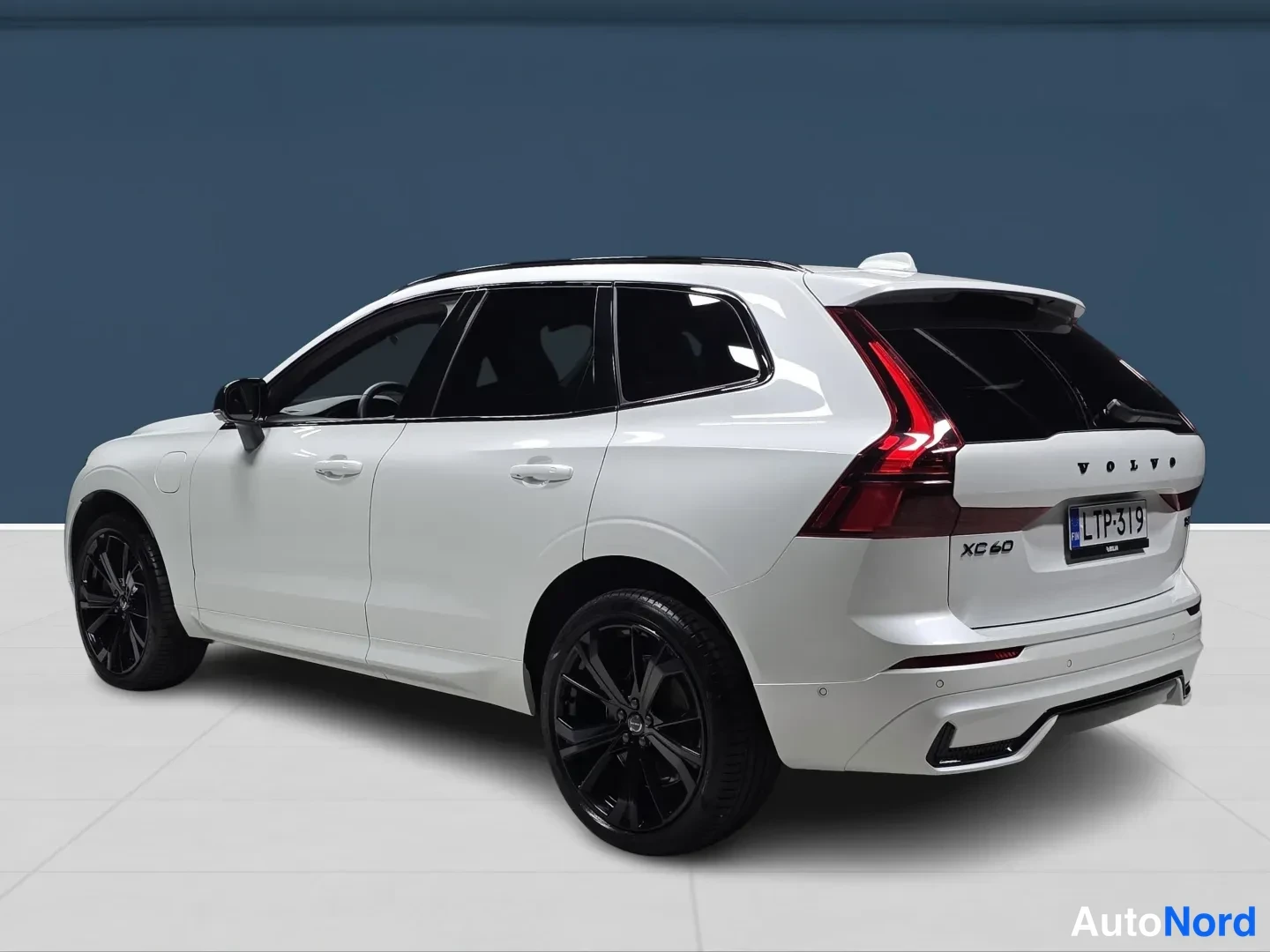 Vit Volvo XC60 2026, snett bakifrån, bild 4