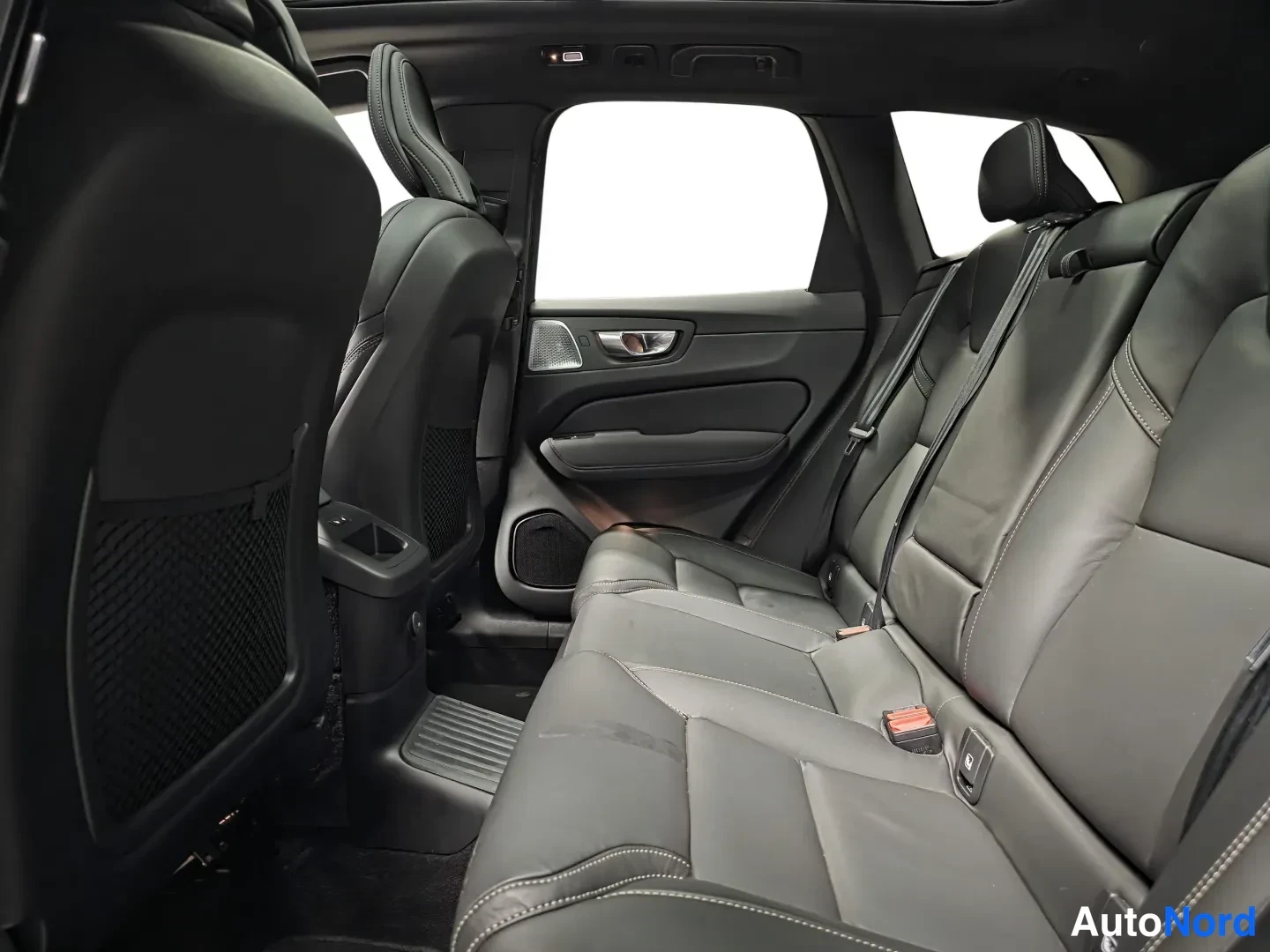 Vit Volvo XC60 2026, bild 8